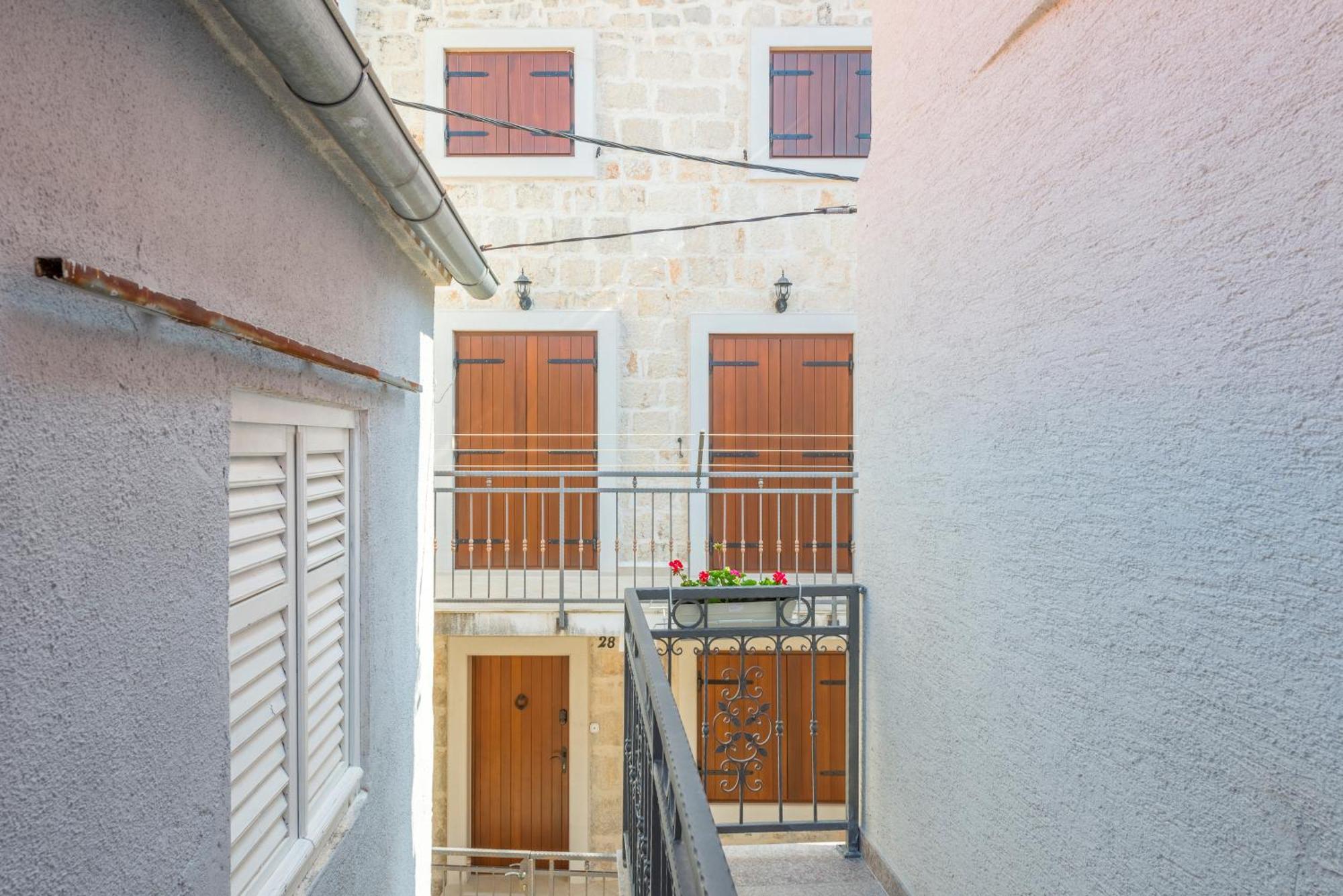 Apartments Roma Baska Voda Bagian luar foto